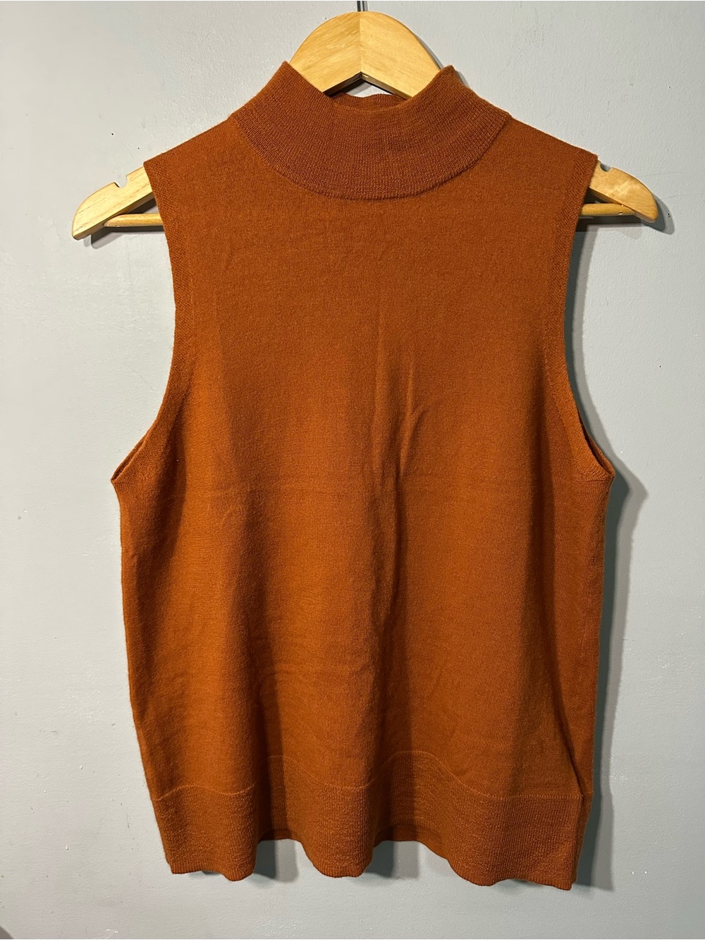 🍃TAHARI 100% Fine Merino Wool Sleeveless Knit Top in Burnt Orange-Brown - Picture 2 of 6